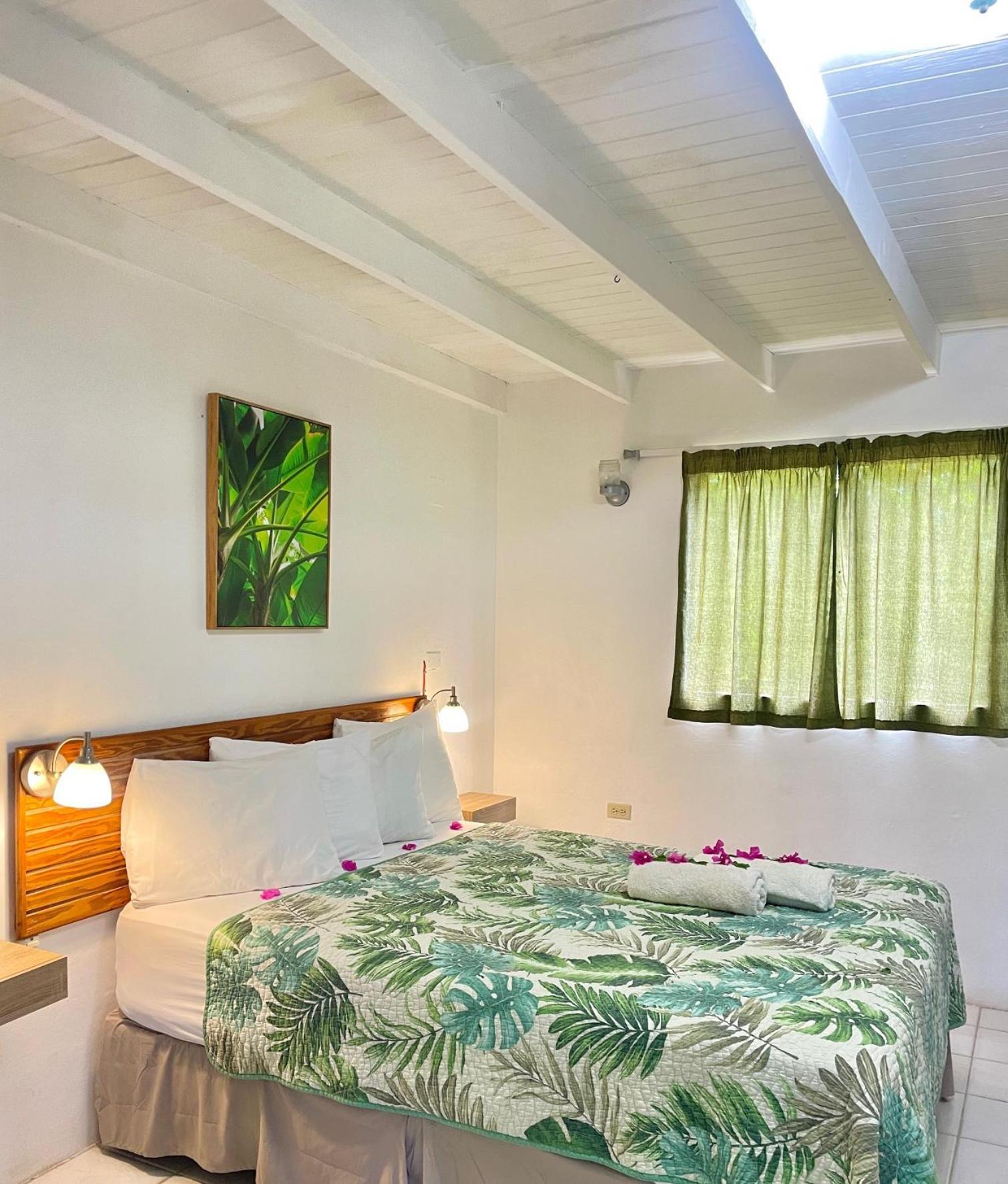 Bananaquit Tobago -Stay Near The Beach Crown Point Exterior foto